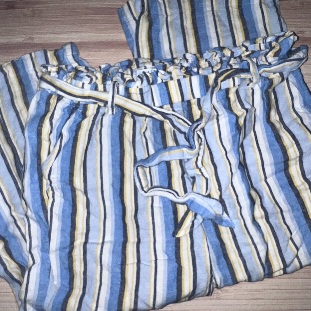 Pastel striped linen wide leg cropped pant, with fabric belt. Size medium